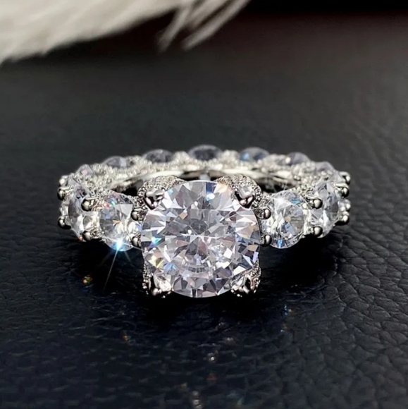 Gorgeous Zircon Ring - Picture 5 of 6